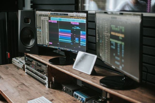 Photo d'illustration : un écran de station audio dans un studio