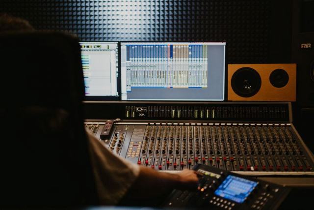 Forme d'onde affichée dans un éditeur audio sur un écran de studio