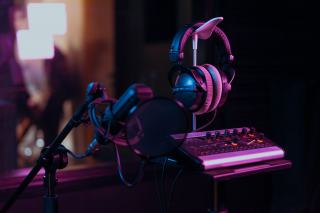 Micro, casque et clavier d’un home studio prêts pour enregistrer de la musique